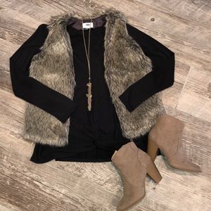⭐️ NWOT FAUX FUR VEST ⭐️